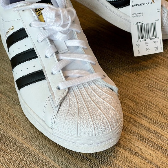 NIB ADIDAS SUPERSTAR CLOUD WHITE/BLACK SIZE 6 YOUTH - Picture 4 of 9